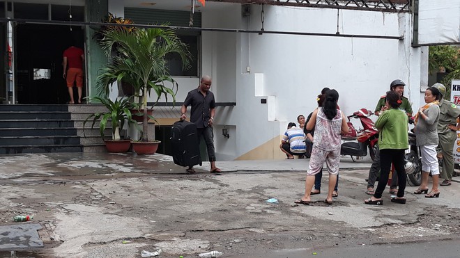 Cháy khách sạn ở Sài Gòn, nhiều người nước ngoài ôm vali tháo chạy - Ảnh 3.