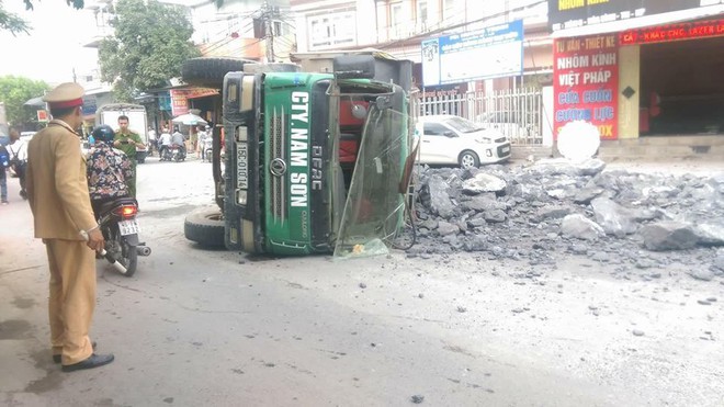 Vụ lái xe tải “bẻ lái” cứu 3 mạng người: Vì sao hai bên chưa thống nhất được việc bồi thường? - Ảnh 1.