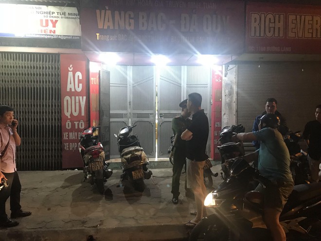 Người đàn ông cầm vật giống súng lao vào cướp tiệm vàng ở Hà Nội trong đêm - Ảnh 4.