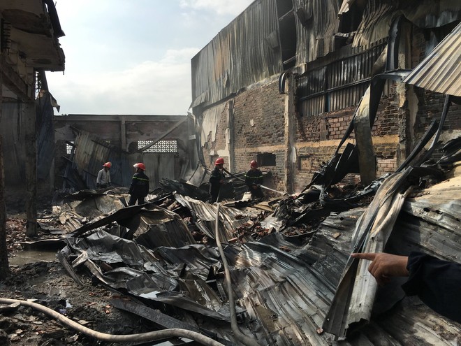 Xưởng ó keo ở ven Sài Gòn cháy lớn, nhiều công nhân hoảng loạn tháo chạy - Ảnh 2.