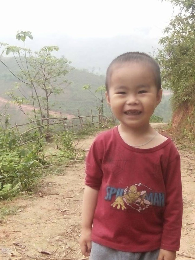CLIP: Bé trai 3 tuổi ngồi hát Hoa cài mái tóc trên đồi hút triệu lượt xem - Ảnh 2.