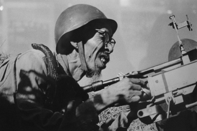 Việt Nam dùng thô sơ thắng hiện đại: 3 khẩu AK hạ gục sứ giả chiến tranh Tomahawk? - Ảnh 1.
