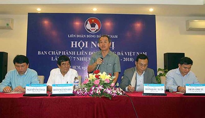 Chưa có bằng đại học, đưa bầu Đức vào làm gì? - Ảnh 2.