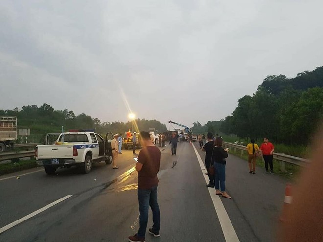 Người đi đường thu dọn hoa quả giúp xe tải gặp nạn trên cao tốc Nội Bài – Lào Cai - Ảnh 1.