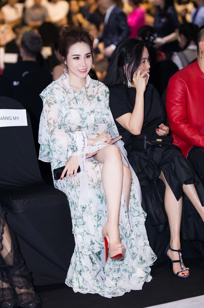 Hoa hậu Hoàng Dung gợi cảm và bay bổng trên thảm đỏ Fashion Week - Ảnh 7.