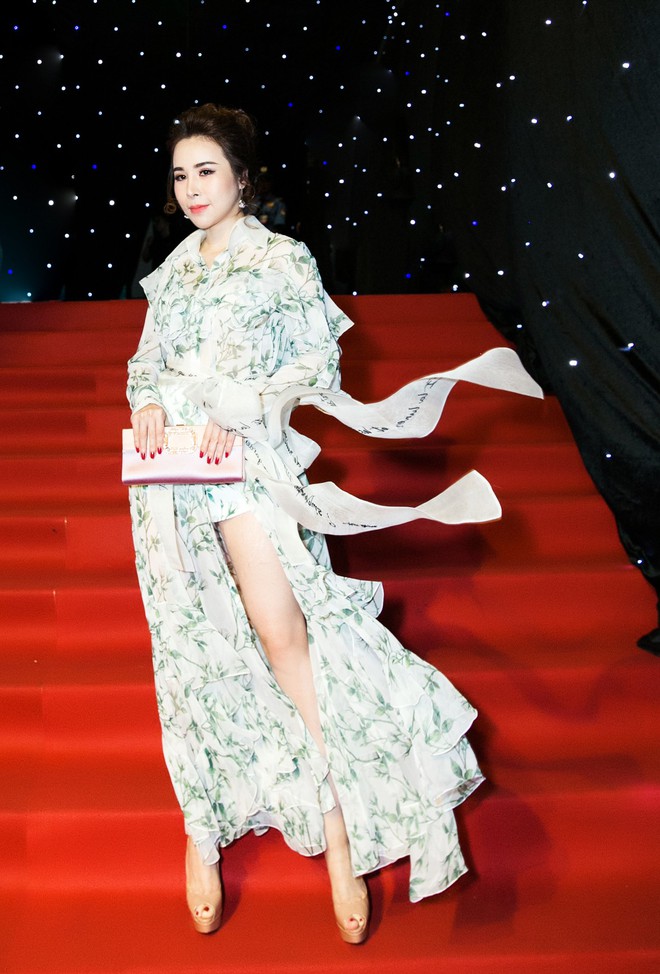 Hoa hậu Hoàng Dung gợi cảm và bay bổng trên thảm đỏ Fashion Week - Ảnh 6.