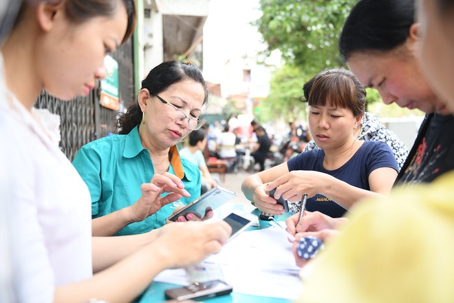 Xếp hàng nửa ngày trời vẫn chưa tới lượt đăng ký thông tin thuê bao di động - Ảnh 8.