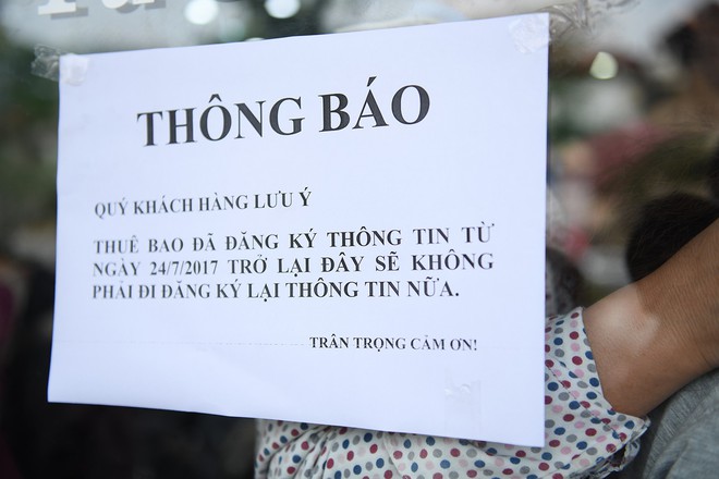 Xếp hàng nửa ngày trời vẫn chưa tới lượt đăng ký thông tin thuê bao di động - Ảnh 4.