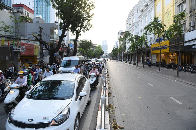 Chặn 1 chiều trên đường Cát Linh, nhiều người bỡ ngỡ, giao thông ùn tắc giờ cao điểm - Ảnh 2.