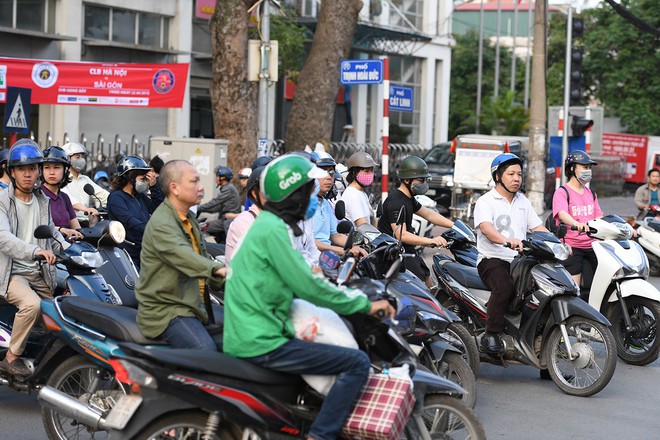 Chặn 1 chiều trên đường Cát Linh, nhiều người bỡ ngỡ, giao thông ùn tắc giờ cao điểm - Ảnh 5.