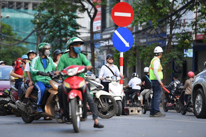 Chặn 1 chiều trên đường Cát Linh, nhiều người bỡ ngỡ, giao thông ùn tắc giờ cao điểm - Ảnh 6.