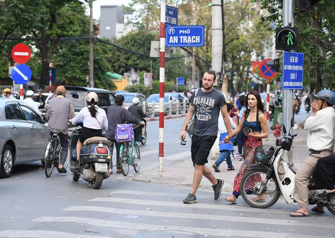 Chặn 1 chiều trên đường Cát Linh, nhiều người bỡ ngỡ, giao thông ùn tắc giờ cao điểm - Ảnh 13.