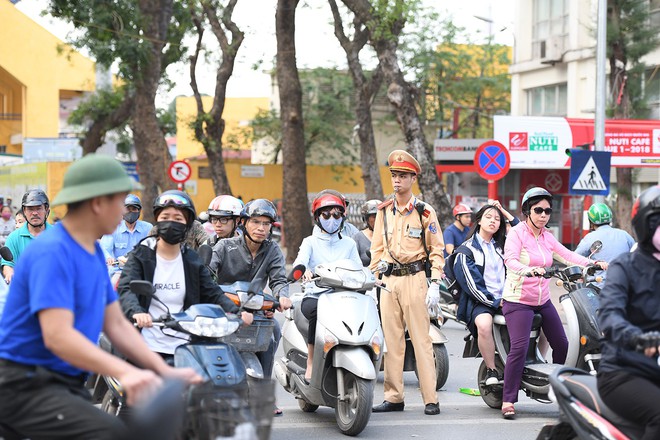 Chặn 1 chiều trên đường Cát Linh, nhiều người bỡ ngỡ, giao thông ùn tắc giờ cao điểm - Ảnh 9.