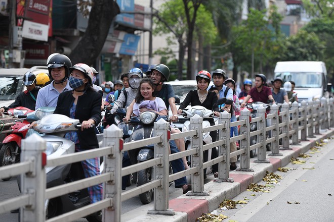 Chặn 1 chiều trên đường Cát Linh, nhiều người bỡ ngỡ, giao thông ùn tắc giờ cao điểm - Ảnh 14.