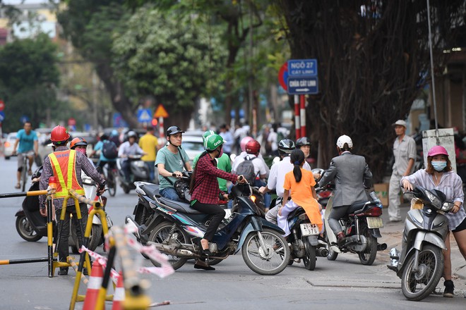 Chặn 1 chiều trên đường Cát Linh, nhiều người bỡ ngỡ, giao thông ùn tắc giờ cao điểm - Ảnh 17.