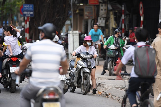 Chặn 1 chiều trên đường Cát Linh, nhiều người bỡ ngỡ, giao thông ùn tắc giờ cao điểm - Ảnh 19.