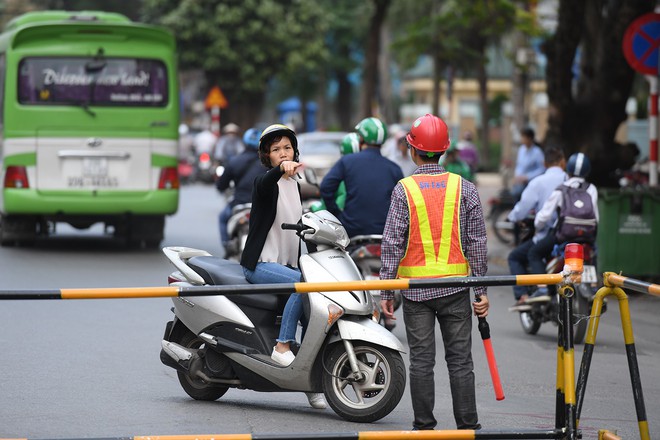 Chặn 1 chiều trên đường Cát Linh, nhiều người bỡ ngỡ, giao thông ùn tắc giờ cao điểm - Ảnh 20.