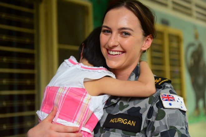 Lính Hải quân Hoàng Gia Australia selfie với trẻ em tàn tật ở Sài Gòn  - Ảnh 5.