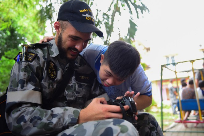 Lính Hải quân Hoàng Gia Australia selfie với trẻ em tàn tật ở Sài Gòn  - Ảnh 6.