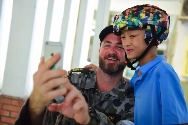 Lính Hải quân Hoàng Gia Australia selfie với trẻ em tàn tật ở Sài Gòn  - Ảnh 9.