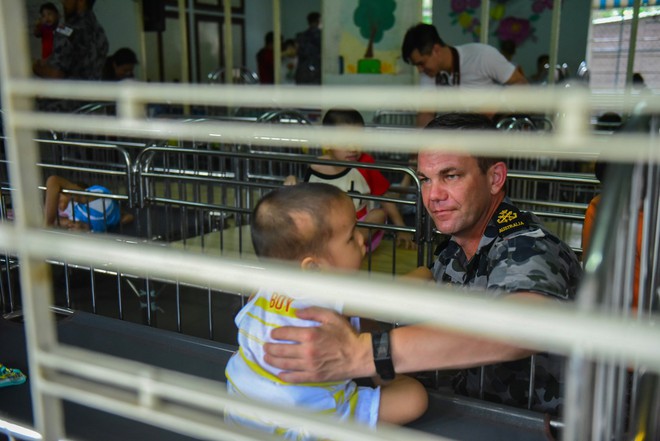 Lính Hải quân Hoàng Gia Australia selfie với trẻ em tàn tật ở Sài Gòn  - Ảnh 14.
