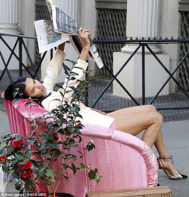 Adriana Lima khoe chân dài tuyệt mỹ khiến người hâm mộ ngất ngây - Ảnh 3.
