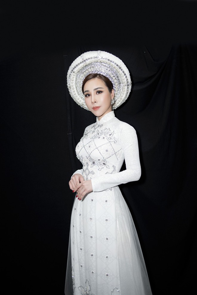 Hoa hậu Hoàng Dung làm vedette tại Tuần lễ Thời trang Việt Nam 2018 - Ảnh 3.