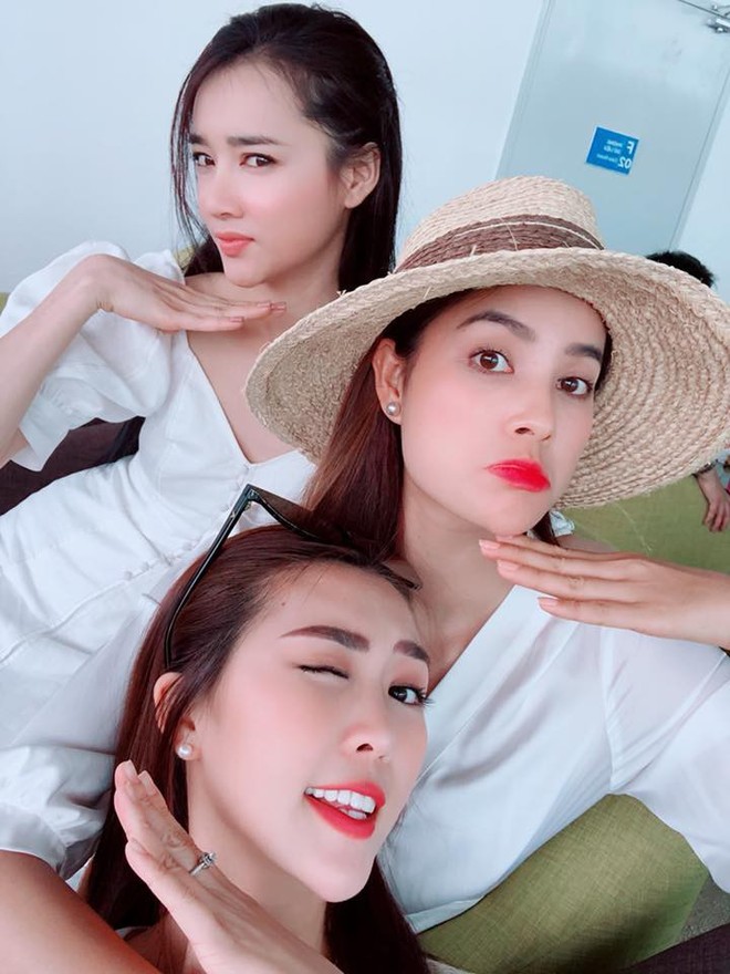 Nhã Phương lại lộ diện giữa ồn ào Trường Giang - Nam Em: Vẫn vui vẻ, chụp ảnh nhắng nhít cùng Phạm Hương - Ảnh 2.