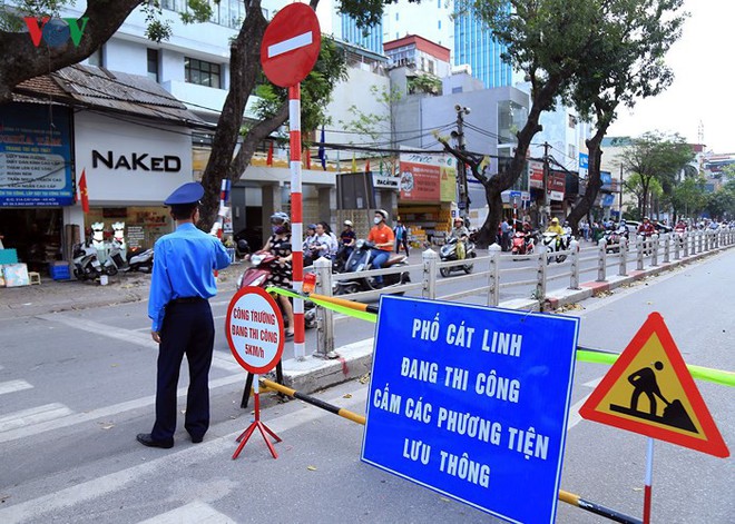 Đường Cát Linh cấm một chiều, giao thông ùn ứ giờ cao điểm - Ảnh 2.