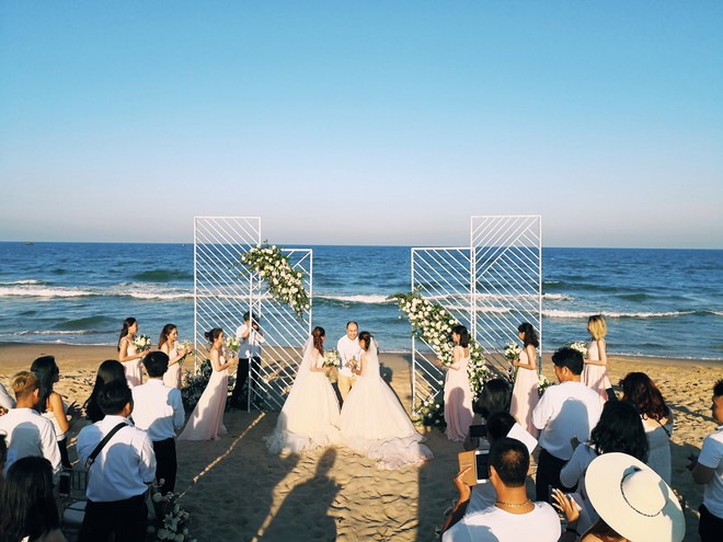 Xúc động đám cưới đồng tính của 2 cô gái từng là tình địch giữa bãi biển thơ mộng và lung linh ở Bình Thuận - Ảnh 3.