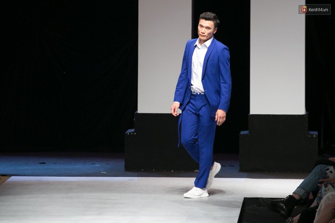 HOT: Thủ môn Bùi Tiến Dũng lần đầu trổ tài trình diễn catwalk tại VIFW, khiến đám đông khán giả vỡ òa - Ảnh 3.