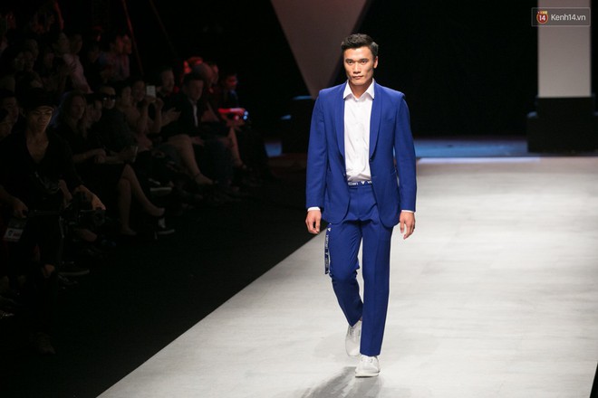 HOT: Thủ môn Bùi Tiến Dũng lần đầu trổ tài trình diễn catwalk tại VIFW, khiến đám đông khán giả vỡ òa - Ảnh 4.