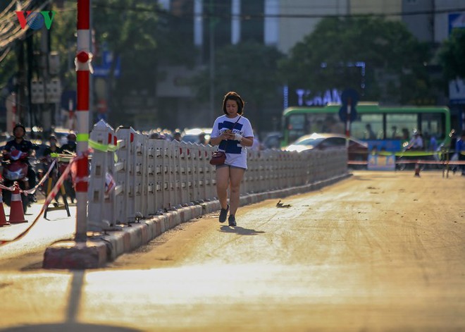 Đường Cát Linh cấm một chiều, giao thông ùn ứ giờ cao điểm - Ảnh 4.