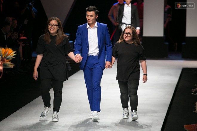 HOT: Thủ môn Bùi Tiến Dũng lần đầu trổ tài trình diễn catwalk tại VIFW, khiến đám đông khán giả vỡ òa - Ảnh 7.