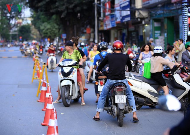 Đường Cát Linh cấm một chiều, giao thông ùn ứ giờ cao điểm - Ảnh 9.