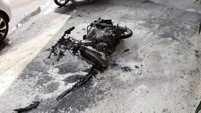 Thanh niên đốt xe máy cháy rụi vì bị CSGT lập biên bản phạt chạy ngược chiều - Ảnh 1.