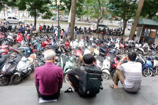 Đến hạn chót, người dân tá hỏa bế cả con nhỏ đi bổ sung thông tin, ảnh chân dung thuê bao - Ảnh 4.