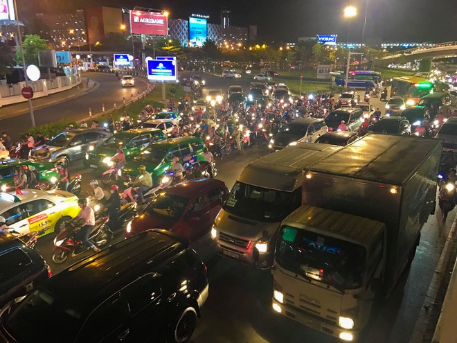Kẹt xe nhiều giờ ở cửa ngõ sân bay Tân Sơn Nhất  - Ảnh 4.