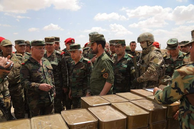 Tướng “Hổ Syria” kiểm tra chiến lợi phẩm sau khi quân thánh chiến đầu hàng - Ảnh 5.