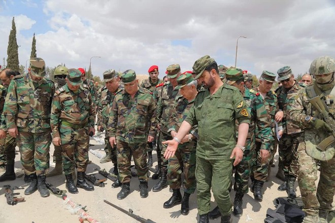 Tướng “Hổ Syria” kiểm tra chiến lợi phẩm sau khi quân thánh chiến đầu hàng - Ảnh 6.