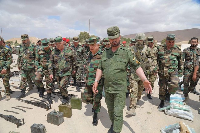 Tướng “Hổ Syria” kiểm tra chiến lợi phẩm sau khi quân thánh chiến đầu hàng - Ảnh 7.