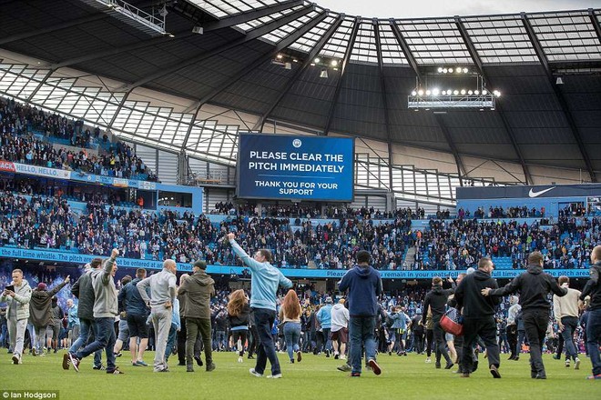 Cổ động viên Man City vượt rào phủ kín sân mừng vô địch Ngoại Hạng Anh - Ảnh 7.