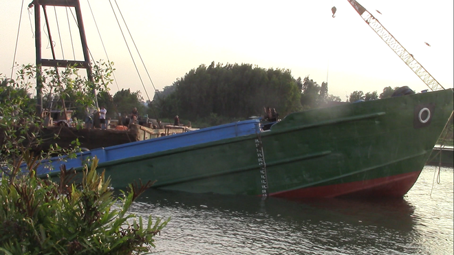 Sà lan chở cát nặng hàng trăm tấn lật úp trên sông Sài Gòn - Ảnh 3.