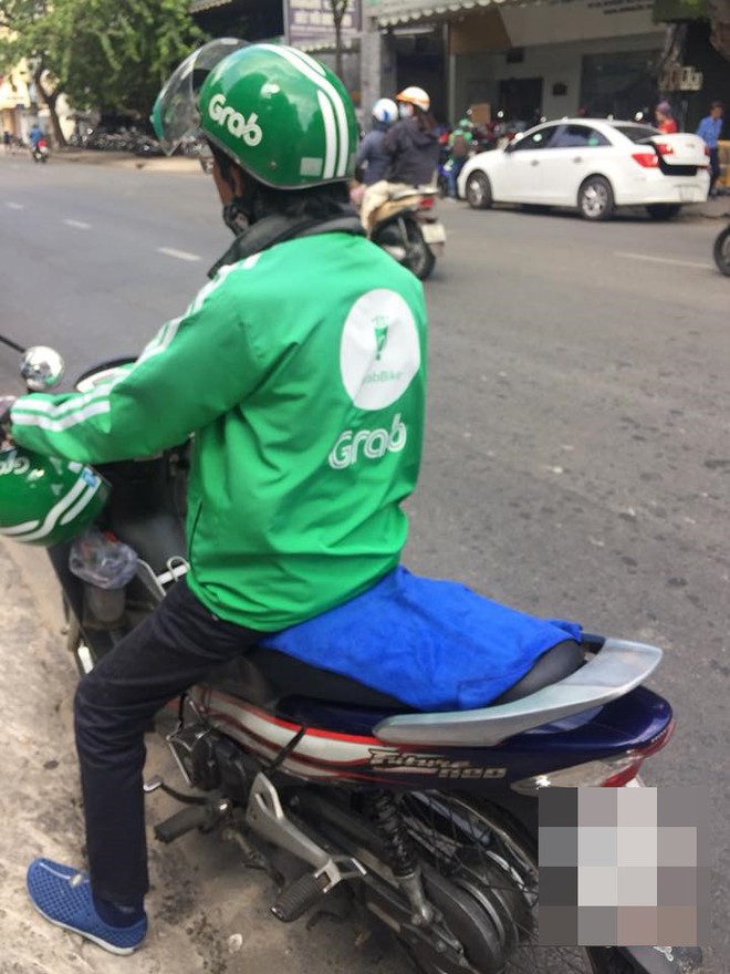 Chiếc khăn trải lên yên xe và lời nói ngại ngùng của tài xế Grabbike  - Ảnh 1.