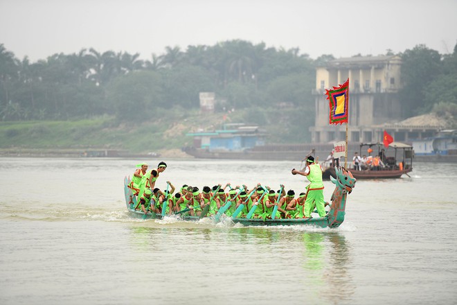 Cận cảnh Lễ hội bơi chải gay cấn, quyết liệt trên sông Lô - Ảnh 3.