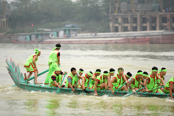 Cận cảnh Lễ hội bơi chải gay cấn, quyết liệt trên sông Lô - Ảnh 16.