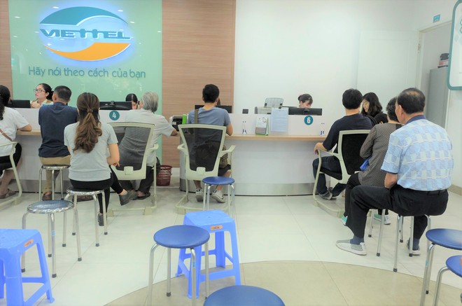  Các văn phòng Viettel Hà Nội vắng vẻ trong ngày đầu lùi hạn bổ sung thông tin thuê bao - Ảnh 2.