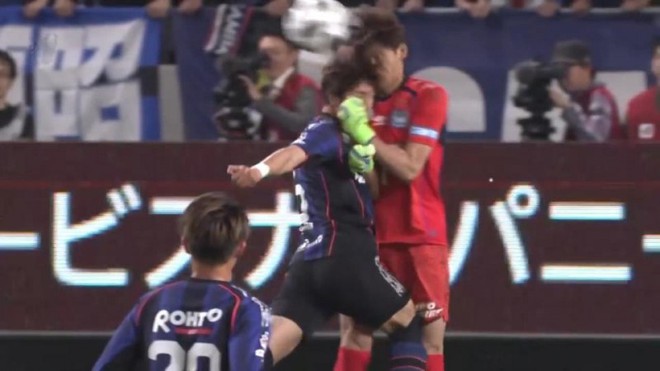 Va chạm kinh hoàng, thủ môn Nhật Bản gãy xương mặt có nguy cơ lỡ World Cup - Ảnh 1.