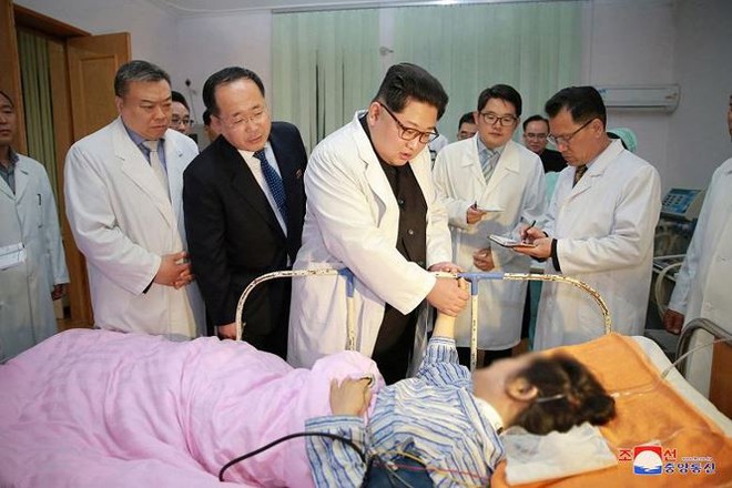 Ông Kim Jong-un đến sứ quán Trung Quốc chia buồn vụ tại nạn xe buýt - Ảnh 1.