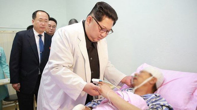 Ông Kim Jong-un đến sứ quán Trung Quốc chia buồn vụ tại nạn xe buýt - Ảnh 2.